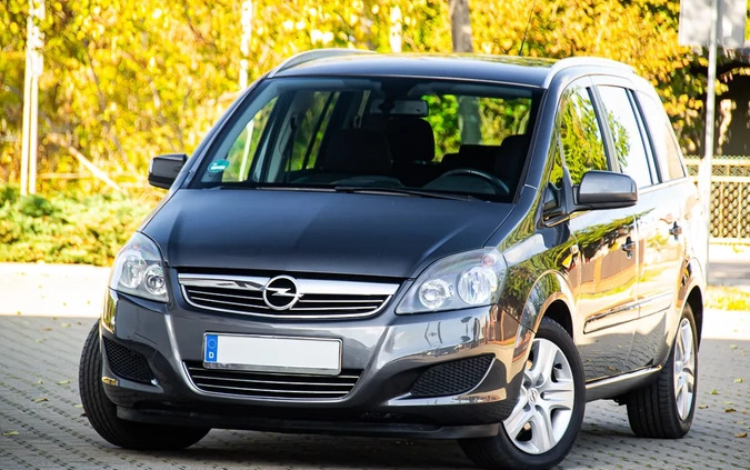 Opel Zafira cena 20900 przebieg: 220000, rok produkcji 2010 z Golub-Dobrzyń małe 781